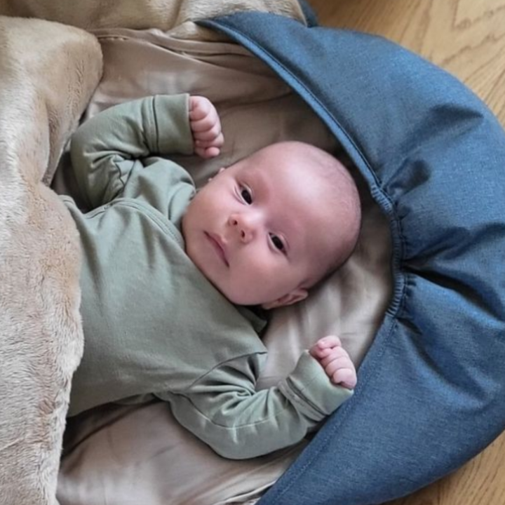 Skæv hovedform eller fladt baghoved hos babyer
