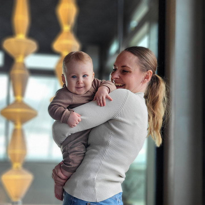 Velcro-baby-søvn eller Cry-it-out?